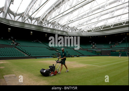 Staff preparare Centre Court sotto il tetto durante il torneo di Wimbledon Tennis Championships 2010 Foto Stock