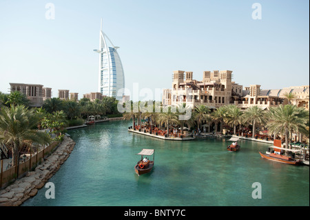 Il Burj Al Arab hotel visto da canali di acqua del Madinat Jumeirah hotel a Dubai Emirati Arabi Uniti Foto Stock