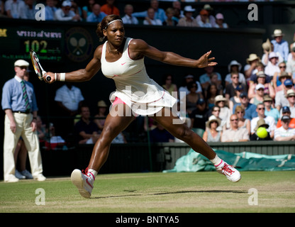 Serena Williams (USA) in azione durante il torneo di Wimbledon Tennis Championships 2010 Foto Stock