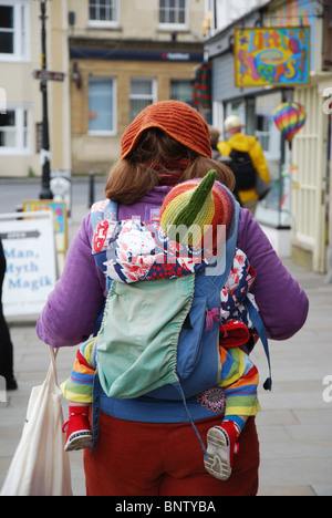 La gente colorata a Glastonbury, Somerset, Inghilterra Foto Stock