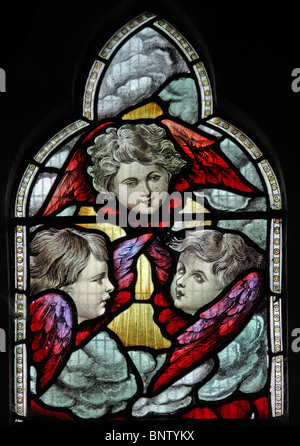 Dettaglio di una vetrata raffigurante amorini, St Denys Chiesa, Little Compton, Warwickshire Foto Stock