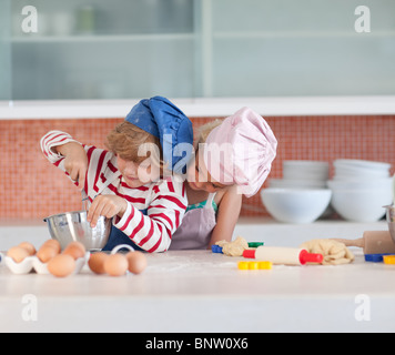 I bambini la cottura a casa Foto Stock