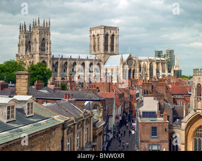 Guardando attraverso tetti di edifici nel centro della città verso il Minster e Stonegate York North Yorkshire Inghilterra Regno Unito Gran Bretagna Foto Stock