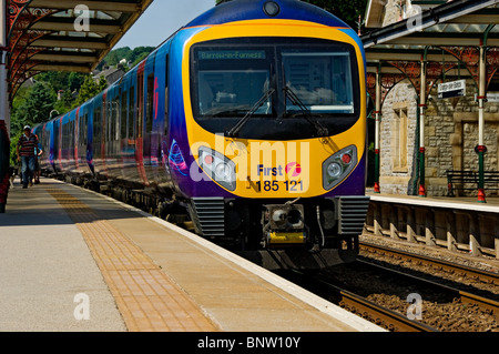 Primo treno in attesa alla stazione ferroviaria Grange-over-Sands in estate Cumbria Inghilterra Regno Unito GB Gran Bretagna Foto Stock