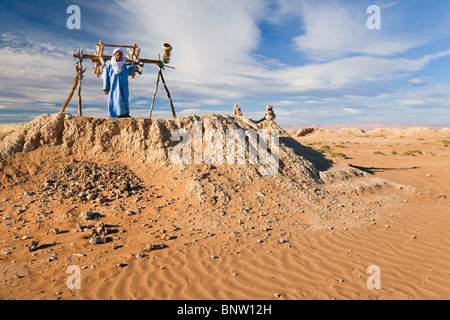 Sistema di pozzi d'acqua nel deserto del Sahara, vicino a Erfoud, deserto del Sahara, Marocco Foto Stock