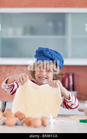 Giovane ragazzo in cottura in una cucina Foto Stock