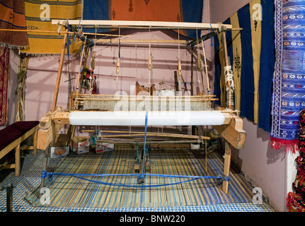 Negozio di tappeti "les Merveilles Bèrbere" con tessitura tradizionale Loom, Fez Medina, Fez, Marocco Foto Stock