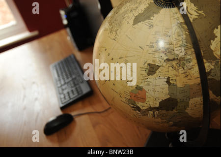Globe, computer tastiera e mouse. World wide web Foto Stock