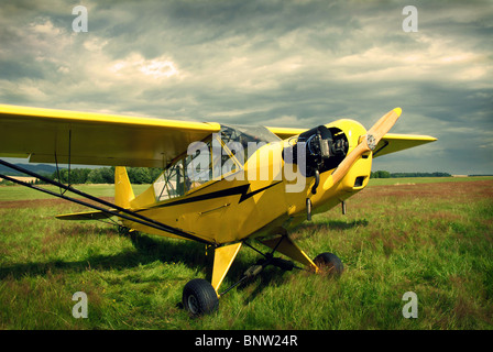 Vintage Piano giallo Foto Stock