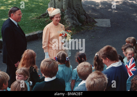 Sua defunta Maestà la Regina Elisabetta II incontra gli scolari in visita reale ad Alderney, 1989 Foto Stock