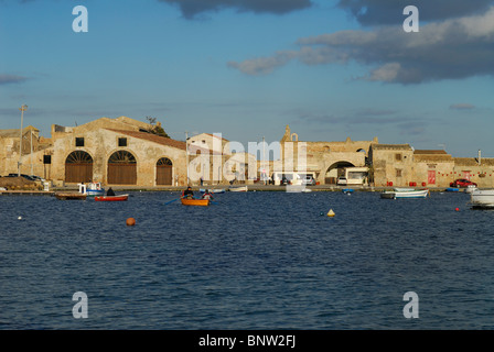 Marzamemi. Sicilia. L'Italia. Vecchio porto da pesca & ex la pesca del tonno / tonnara. L'antica tonnara e il vecchio porto da pesca. Foto Stock