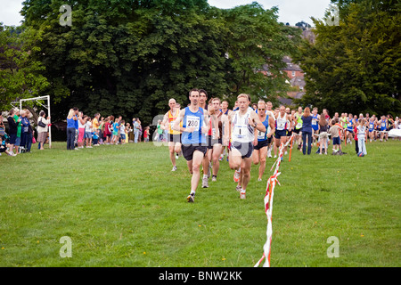 Totnes 10K Fun Run 2010 raggiunge Borough Park, Totnes, Devon, Inghilterra, Regno Unito Foto Stock