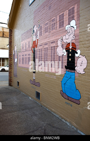 Olive Oyl e caratteri di Popeye, creato da Elzie Crisler Segar nel 1919, adornano le pareti di un edificio di Chester, in Illinois. Foto Stock