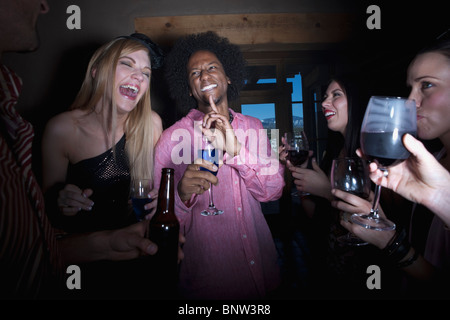 Un gruppo di persone per socializzare in un party Foto Stock