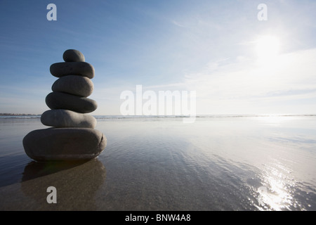 Pila di rocce sulla spiaggia Foto Stock