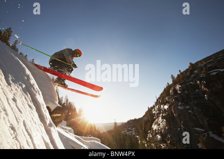 Sciatore metà salto in Aspen Colorado Foto Stock