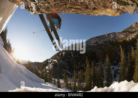 Sciatore metà salto in Aspen Colorado Foto Stock