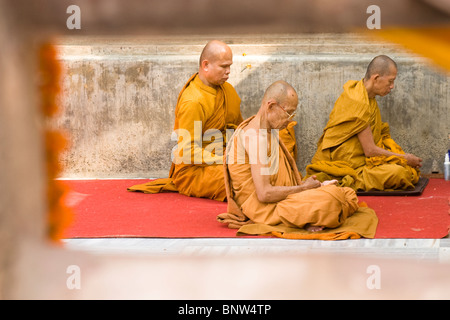 I monaci meditando a mahabodhi mahavihara tempio di Bodhgaya, ,India Foto Stock