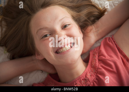 Ragazza giovane rendendo cheesy sorriso Foto Stock