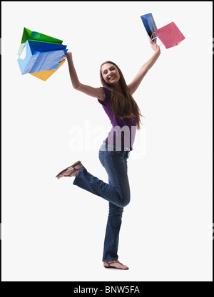 Ragazza adolescente holding borse per lo shopping Foto Stock