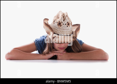 Donna che indossa il cappello da cowboy che copre i suoi occhi Foto Stock