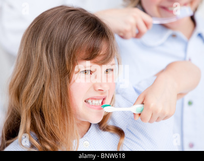 Ragazza spazzolando i suoi denti Foto Stock