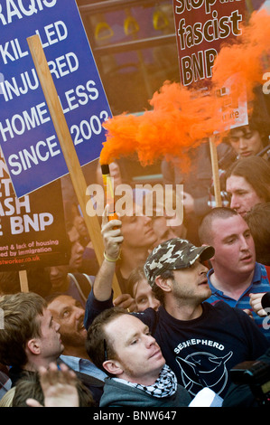 I manifestanti, contro l'inclusione di Nick Griffin del BNP in BBC di Tempo delle interrogazioni, raccogliere al di fuori del centro di televisione Foto Stock