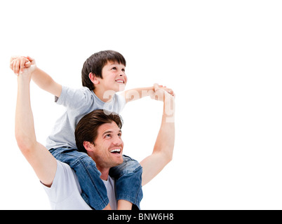 Padre dando un piggyback per suo figlio Foto Stock