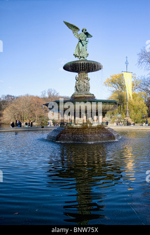 Angelo di acque della fontana e la terrazza di Bethesda in New York City Central Park Foto Stock