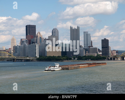Pittsburgh riverfront con grandi barge in movimento. Foto Stock