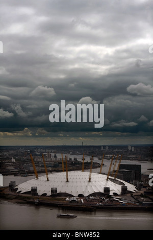 Sole debole di colpire l'arena O2 nelle Docklands di Londra in un giorno nuvoloso Foto Stock