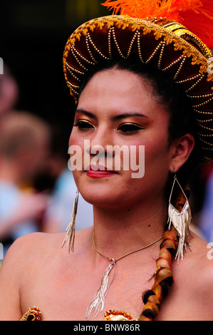 Danzatrice presso il Carnevale del Pueblo Festival Latinoamericano, London, England, Regno Unito Foto Stock