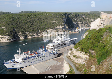 La CORSICA. Yacht e navi da crociera NELLA BAIA DI BONIFACIO Foto Stock