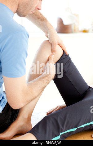 Close-up di un auto-assicurato l'uomo facendo un massaggio Foto Stock