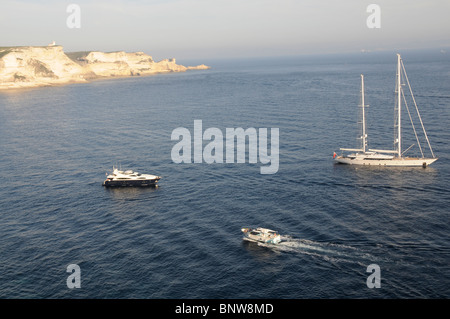 La CORSICA. Yacht e navi da crociera NELLA BAIA DI BONIFACIO Foto Stock