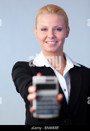 Business donna con in mano una calcolatrice Foto Stock