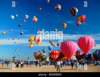 Cieli colmi di colore durante la Albuquerque hot air balloon festival nel Nuovo Messico Foto Stock