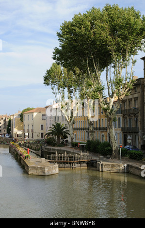 Cancelli di blocco sul Canal de la Robine nel centro di Narbonne Sud della Francia Foto Stock