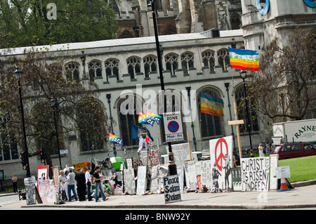 L'anti-war protester Brian Haw continua il suo giro-il-orologio veglia al di fuori del Parlamento Foto Stock