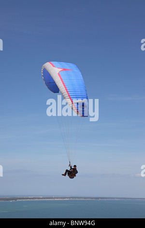 Parapendio volare sopra le Dune du Pyla vicino Arachon Francia Foto Stock