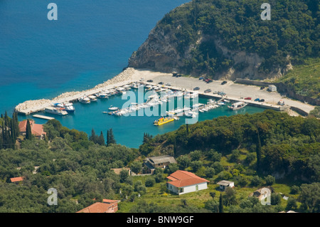 Vista sul porto a Paleokastritsa sull'isola greca di Corfu Grecia GR Foto Stock