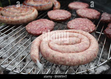 Salsicce sul barbecue Foto Stock