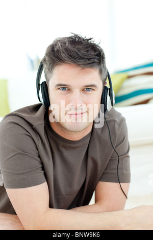 Uomo bello ascoltare la musica Foto Stock