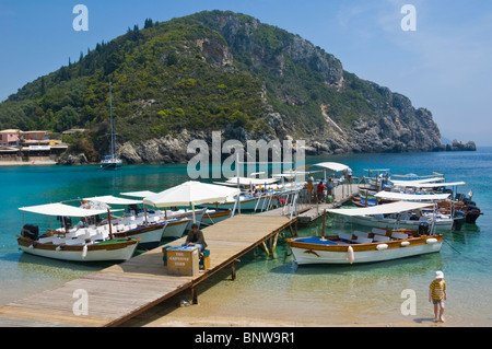 Battellieri locale attendere per i turisti per escursioni nei dintorni di costa a Paleokastritsa sull'isola greca di Corfu Grecia GR Foto Stock