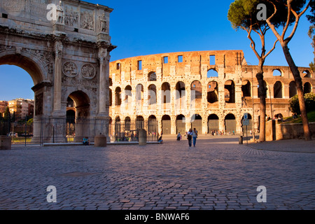 Giovane a piedi i ciottoli vicino al Colosseo, Roma Lazio Italia Foto Stock