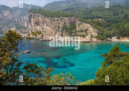 Cliff e rocky cove a Paleokastritsa sull'isola greca di Corfu Grecia GR Foto Stock