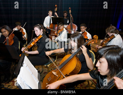 Multi-etnico high school orchestra ensemble esegue in Austin, Texas, Stati Uniti d'America Foto Stock