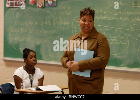 9th-grade consigliere di guida mantiene la classe le aspettative di alta scuola a Dunbar High School di Fort Worth, Texas Foto Stock