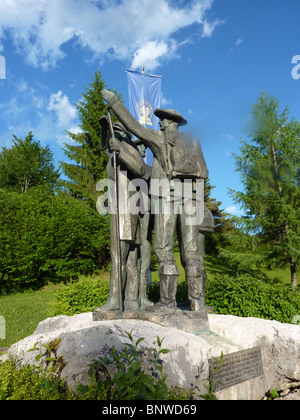 La SLOVENIA Monumento ai primi alpinisti del monte Triglav a Ribcev Laz, accanto al lago di Bohinj. Foto Tony Gale Foto Stock