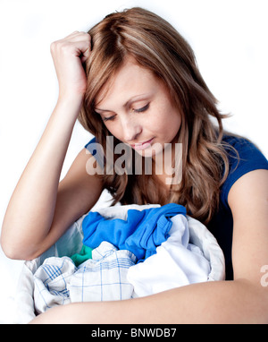 Donna infelice facendo servizio lavanderia Foto Stock